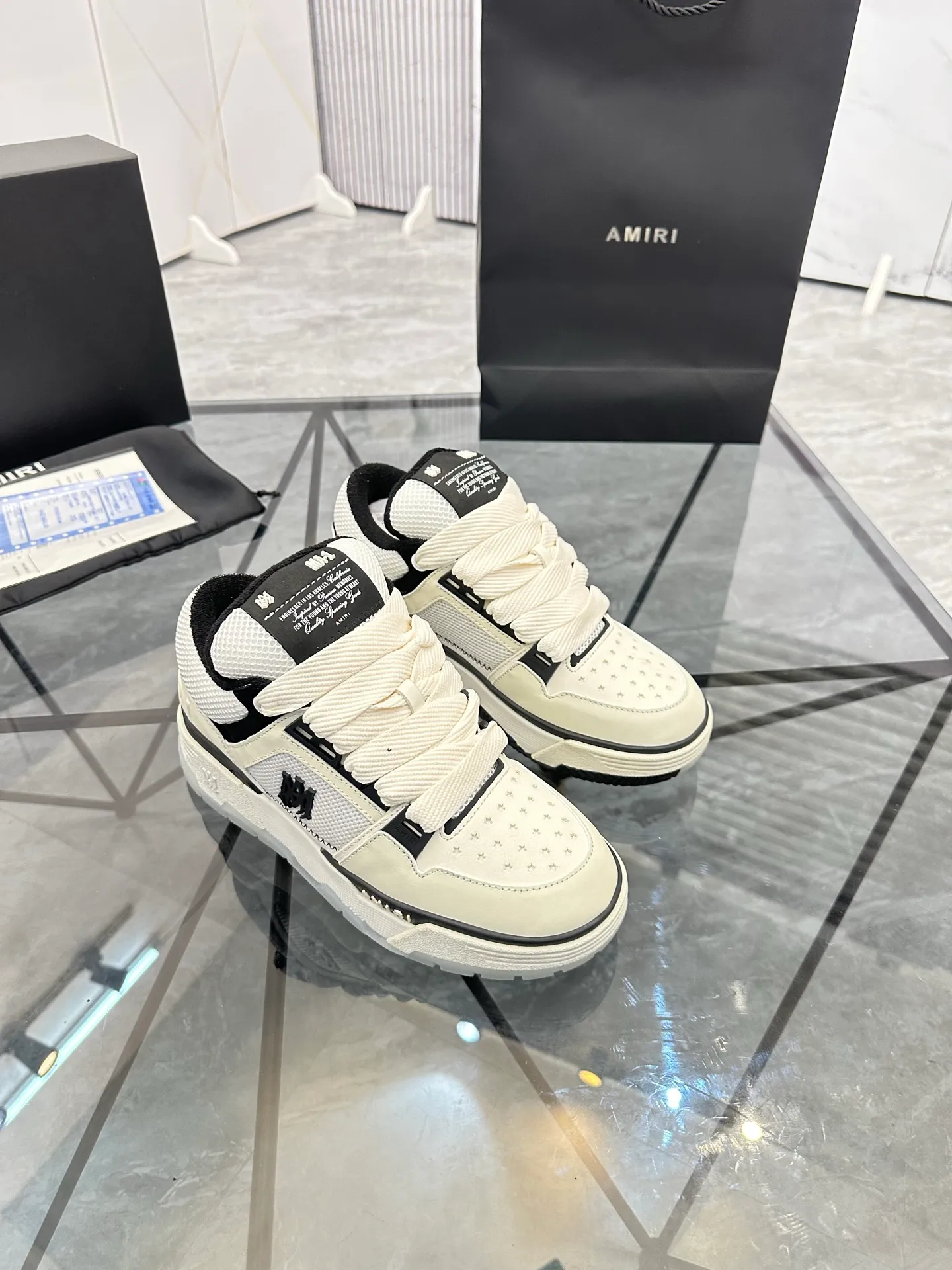 Men's shoes: 💰P720¥ Guangzhou top quality Product trademark: AMIRI* "Amir*" low-top casual shoes Regular size: 39-44 (can be customized to 45) Product materials: upper imported first-layer cowhide stitching original material, breathable lining, original outsole. Number: 525